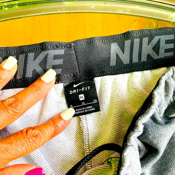 ✨ Nike✨ Dark Grey Women's Mid-Rise Slim Joggers W/Left Leg Logo - Picture 8 of 15